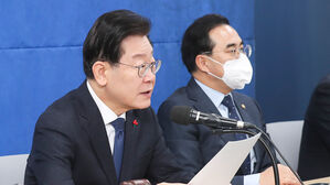 부산 현장 최고위원회의에서 발언하는 이재명 대표(왼쪽)