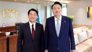 안철수, 윤 대통령에게 인수위 백서 전달 (사진=안철수 의원실 제공, 연합뉴스)