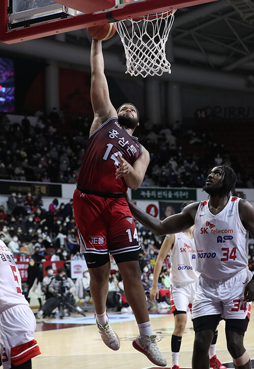 SK전에서 슛 시도하는 KGC인삼공사의 오마리 스펠맨(14번) (사진=KBL 제공, 연합뉴스)