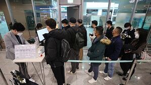 코로나19 검사 접수하는 중국발 입국자들