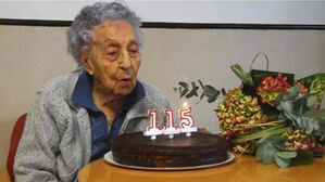 마리아 브라냐스 모레라가 115번째 생일을 맞아 생일 촛불을 끄는 모습 (사진=모레라 가족 트위터 캡처, 연합뉴스)