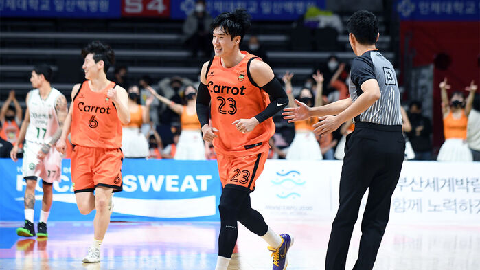 첫 3점 넣고 웃는 전성현 (사진=KBL 제공, 연합뉴스)