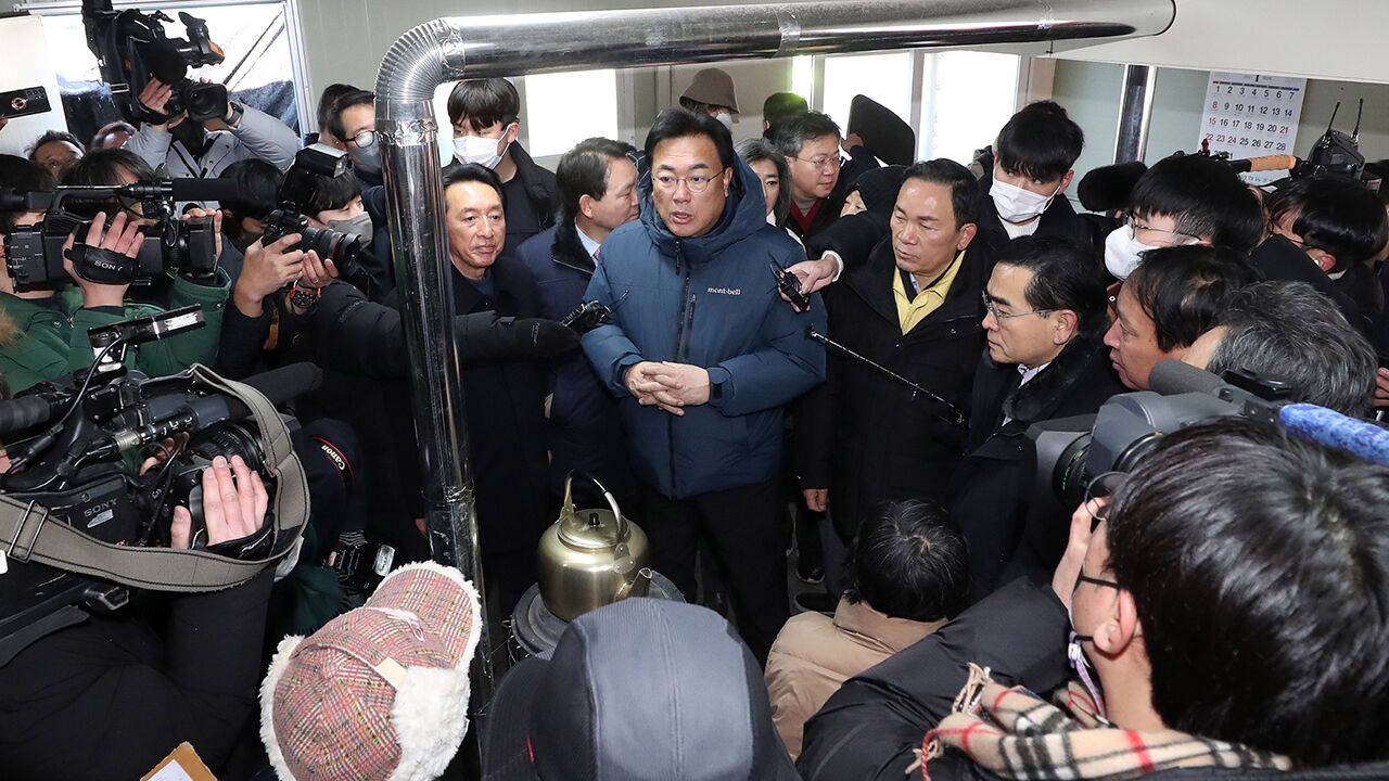 여당 지도부, 구룡마을 화재 현장 방문…"촘촘한 대책 마련"