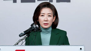 장고 거듭하던 나경원 결국 불출마&hellip;양강 구도 굳어지나