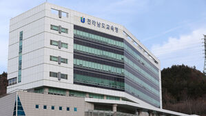 참고서 베껴 중간&middot;기말고사 출제&hellip;목포 사립고 '물의'