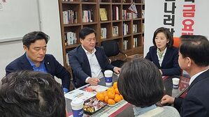 국민의힘 초선 방문 받고 면담하는 나경원 전 의원