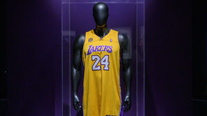 브라이언트 사인 유니폼, 소더비 경매서 73억 6천만 원에 팔려