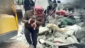 탯줄 달린 채 구조된 '아야'…전 세계서 "입양하겠다"