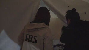 캄캄한 천막서 십수 명…"집 무서워" 시작된 노숙생활