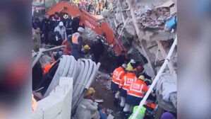 "하나 둘 셋, 들리나요?"…붕괴 건물 향한 절박한 외침