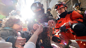 130개 국제구조팀, 강진 현장 투입…구호물자도 잇따라