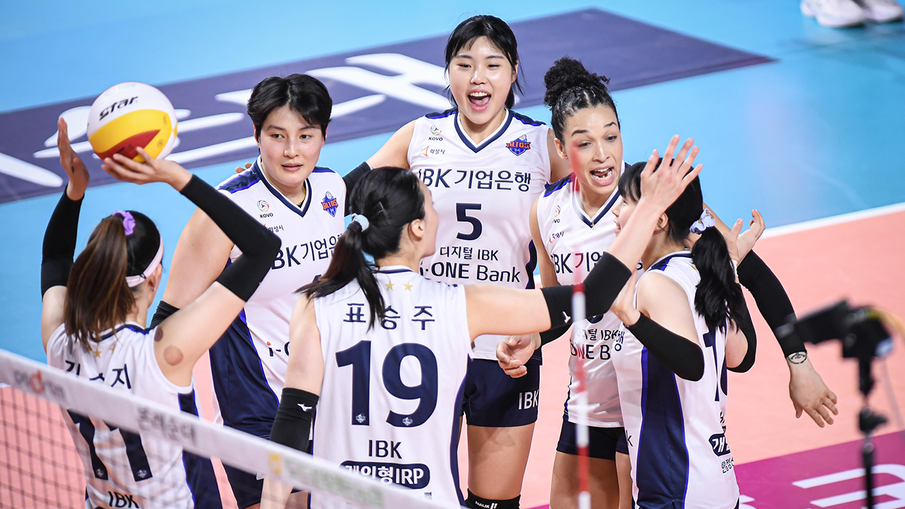 여자 배구 기업은행, 1위 노리던 흥국생명에 '찬물'
