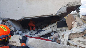 외교부 "한국 긴급구호대, 65세 여성 구조"