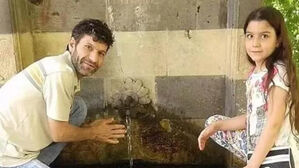 죽은 딸 손 못 놓은 아버지 "천사처럼 잠들어"