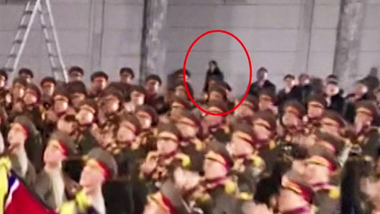 북한 열병식 영상에서 확인된 김여정 모습