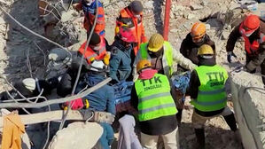 또다시 기적…212시간 만에 잔해 속 77세 생존자 구조