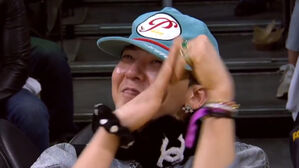 [SBS Star] VIDEO: BIGBANG G-DRAGON Shyly Grooves to Dance Music at an NBA Game