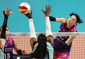 흥국생명, 신임 감독 앞에서 GS칼텍스 꺾고 선두 수성