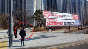 정당 현수막 줄에 목이 '턱' 아찔 사고&hellip;합법화 이후 난립