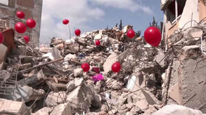 강진 잔해 위 '빨간 풍선'&hellip;"너희를 기억할게"