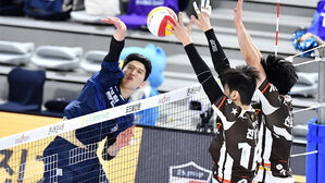 프로배구 대한항공, OK금융 꺾고 하루 만에 선두 탈환