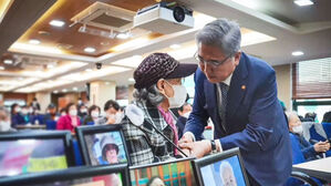 강제동원 피해자 유족 만난 외교장관&hellip;한일 비공개 협의