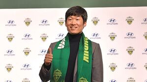 박지성이 21일 오전 경기 고양 현대모터스튜디오에서 열린 전북 어드바이저 취임 기자회견에 참석해 포즈를 취하고 있다. (사진=전북 현대 제공, 연합뉴스)
