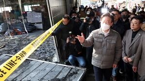 인천 현대시장 화재 현장 찾은 이재명 대표