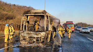 [영상] 시흥 제1순환고속도로서 통근버스 화재&hellip;11명 대피