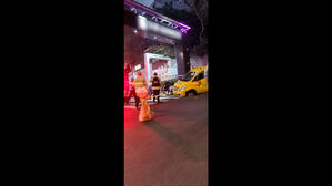 서울 용산구 노상 싱크홀 발생&middot;&hellip;학원 차량 빠져 이송