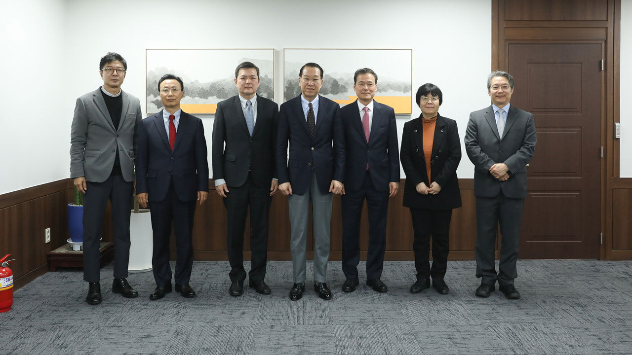 권영세 통일부 장관(가운데)은 9일 오전 장관 집무실에서 통일미래기획위원회의 위원장단과 면담을 갖고 위원회의 운영 방향에 관해 의견을 교환했다. 이날 면담에는 김영호 위원장을 비롯해 김천식(정치·군사)·김병연(경제)·현인애(사회문화)·이정훈(인도·인권)·김재천(국제협력) 분과위원장이 참석했다.