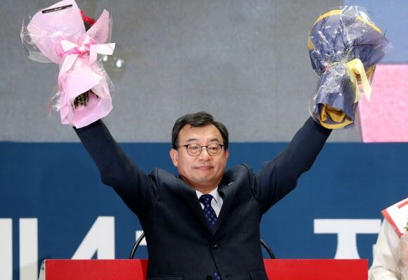 2016년 8월 열린 새누리당 전당대회에서 이정현 당시 후보가 신임 대표에 선출된 뒤 환호하고 있다.
