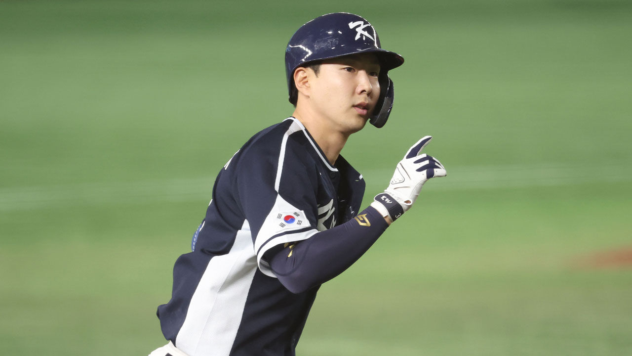 박건우 6회 추격의 1점 홈런…국제대회 첫 데뷔포