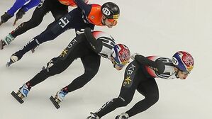 2023 국제빙상경기연맹(ISU) 쇼트트랙 세계선수권대회 남자 1,500m 준결승에서 한국 대표팀 박지원이 선두를 지키며 질주하고 있다. 뒤는 한국 대표팀 이준서.