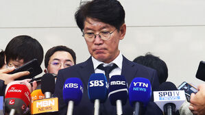 [영상] "좀 알아보시고 할 말 해주셨으면&hellip;선수들에게 비난 자제 부탁" 굳은 표정의 WBC 대표팀 귀국 현장