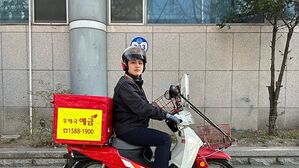 [Pick] 맨홀에 빠진 노인 구조해 오물 씻겨준 집배원 '훈훈'