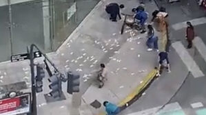 '종이의 집'처럼 돈 비가 내렸다&hellip;SNS 퍼진 믿기지 않는 광경