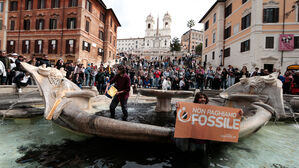 극성 환경단체, 이번엔 로마 명물 스페인 광장 분수 먹물 투척