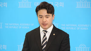 취재진 질문에 답하는 오영환