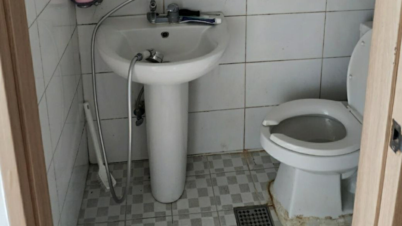 화장실 5시간 갇힌 30대…6m 떨어진 휴대전화가 구해줬다