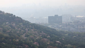 미세먼지 낀 뿌연 하늘…강원 영동에 강풍