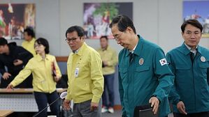 한덕수 국무총리가 16일 오후 강원도 강릉시 산불 피해 현장 방문에 앞서 피해 현황 및 복구계획 등을 점검하기 위해 강릉시청을 방문하고 있다.