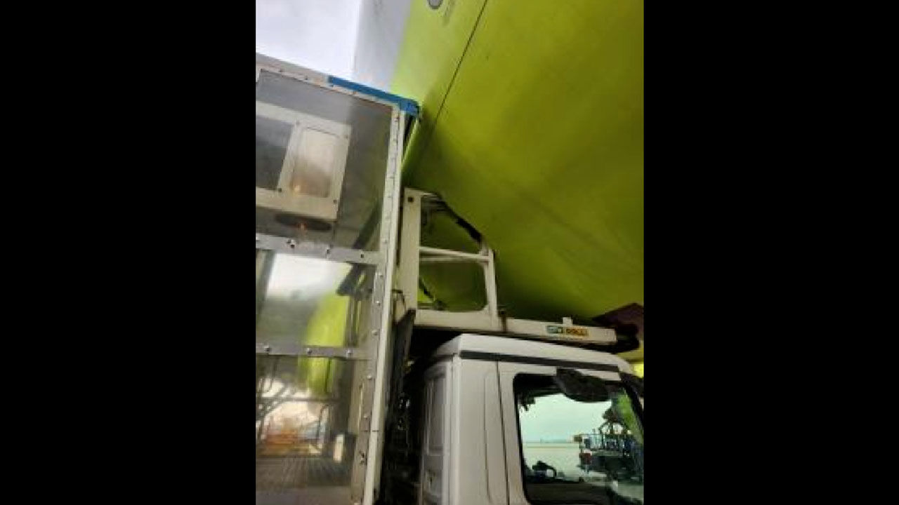 기내식 운반차 · 여객기 충돌