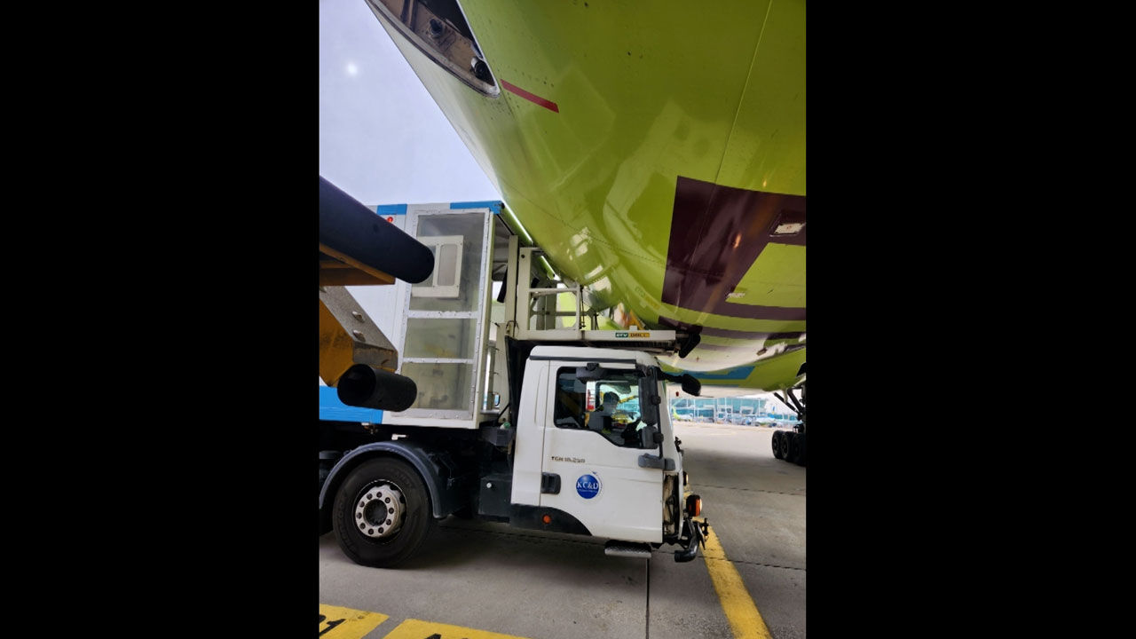 기내식 운반차 · 여객기 충돌