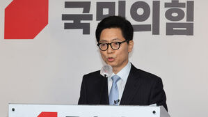 황정근 국민의힘 윤리위원장 사퇴&hellip;총선 출사표