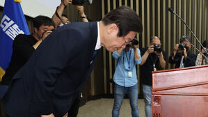 더불어민주당 이재명 대표가 14일 국회에서 열린 당 의원총회에 참석해 사과 인사하고 있다