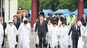 비 맞으며 '5월 어머니들'과 입장한 윤 대통령&hellip;'님을 위한 행진곡' 제창
