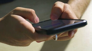 "폰 그만해라" 자녀 혼내더니&hellip;종일 화면 보는 노인들