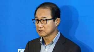 검찰, 이성만 불구속 기소&hellip;'돈 봉투 수수 혐의 의원' 첫 재판행