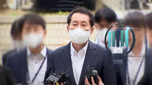 "현역 의원들에 돈봉투 20개 전달"…강래구 구속기소